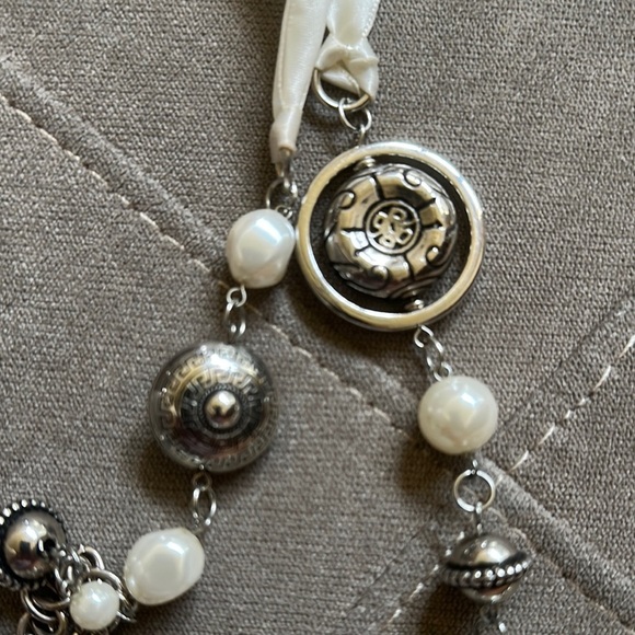 Silver and White Layered Pearl Necklace with Vintage Charm - Picture 3 of 6